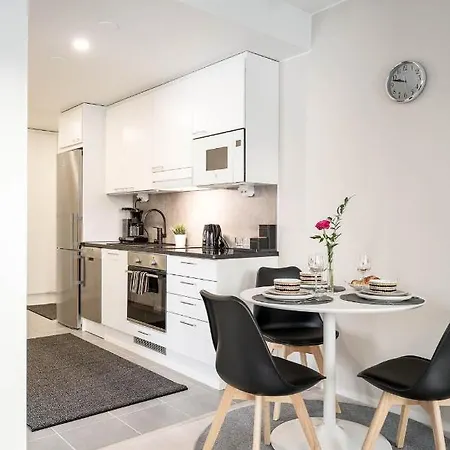 Near The Train Station, Free Parking &netflix