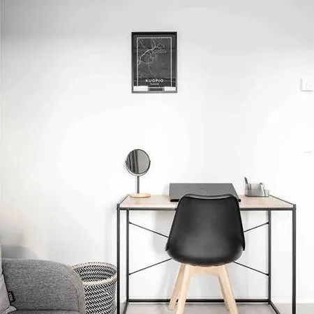 Near The Train Station, Free Parking &netflix