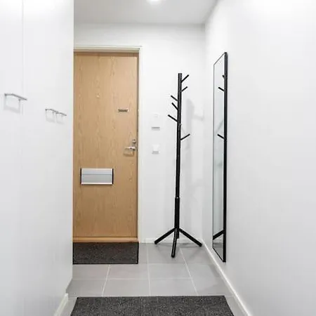 Near The Train Station, Free Parking &netflix Apartment *
