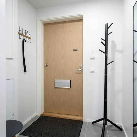 Near The Train Station, Free Parking &netflix Apartment *
