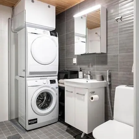 Near The Train Station, Free Parking &netflix