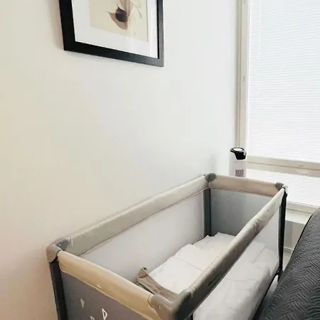 Apartment Near The Train Station, Free Parking &netflix *