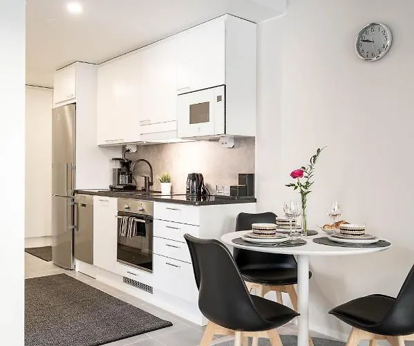 Near The Train Station, Free Parking &netflix